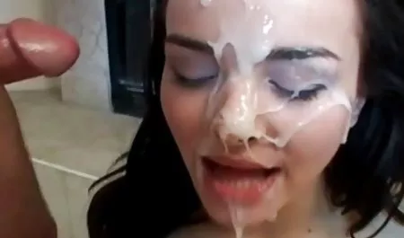 شلخته ورزش در لباس زیر زنانه و گرفتن دو خروس. دانلود داستان تصویری سکسی