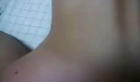 دختر بادامک کره ای که در حال انجام یک لکه دار داستان سکسی همراه با تصویر است و واقعاً خیس شد